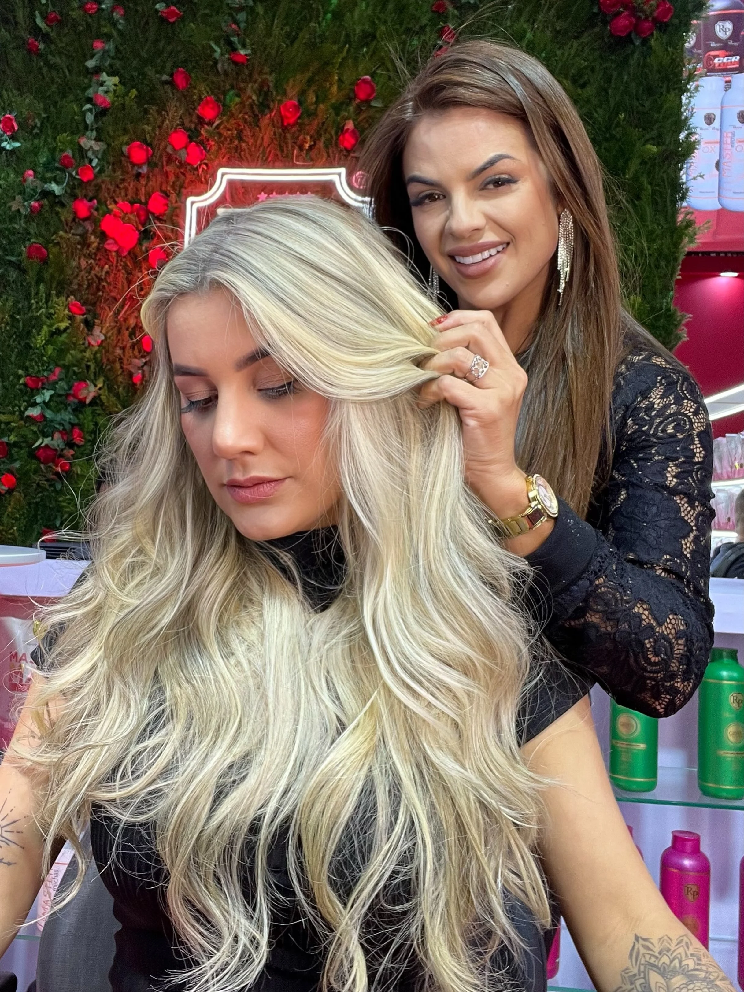 Adriana Amorim finalizando cabelo loiro de cliente