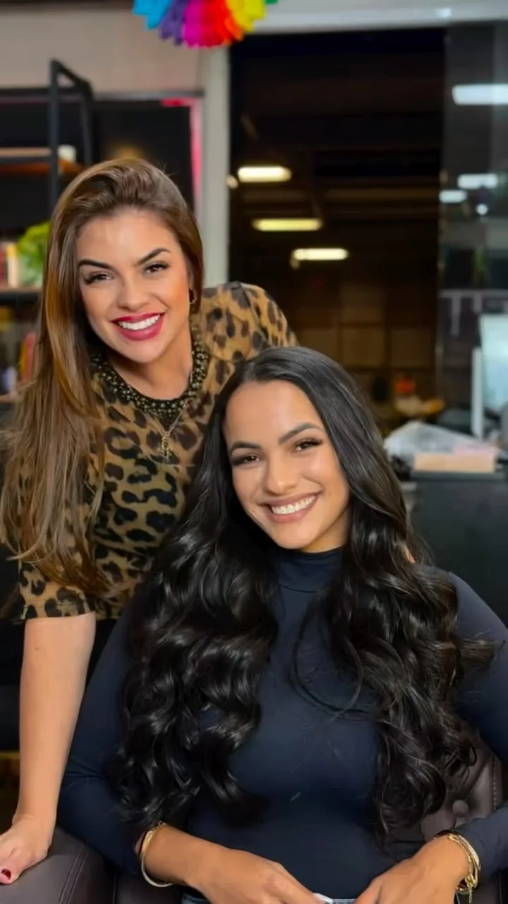 Adriana Amorim com cliente de mega hair