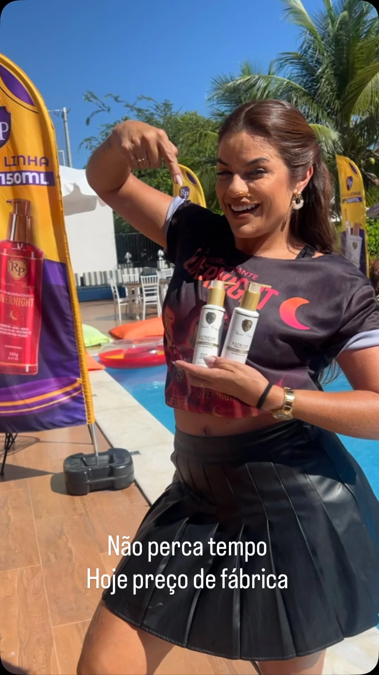 Adriana Amorim apresentando produtos de beleza