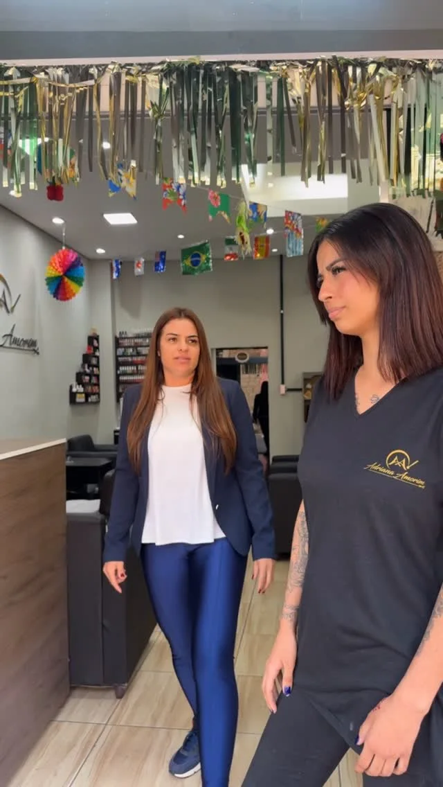 Adriana Amorim com equipe em seu salão